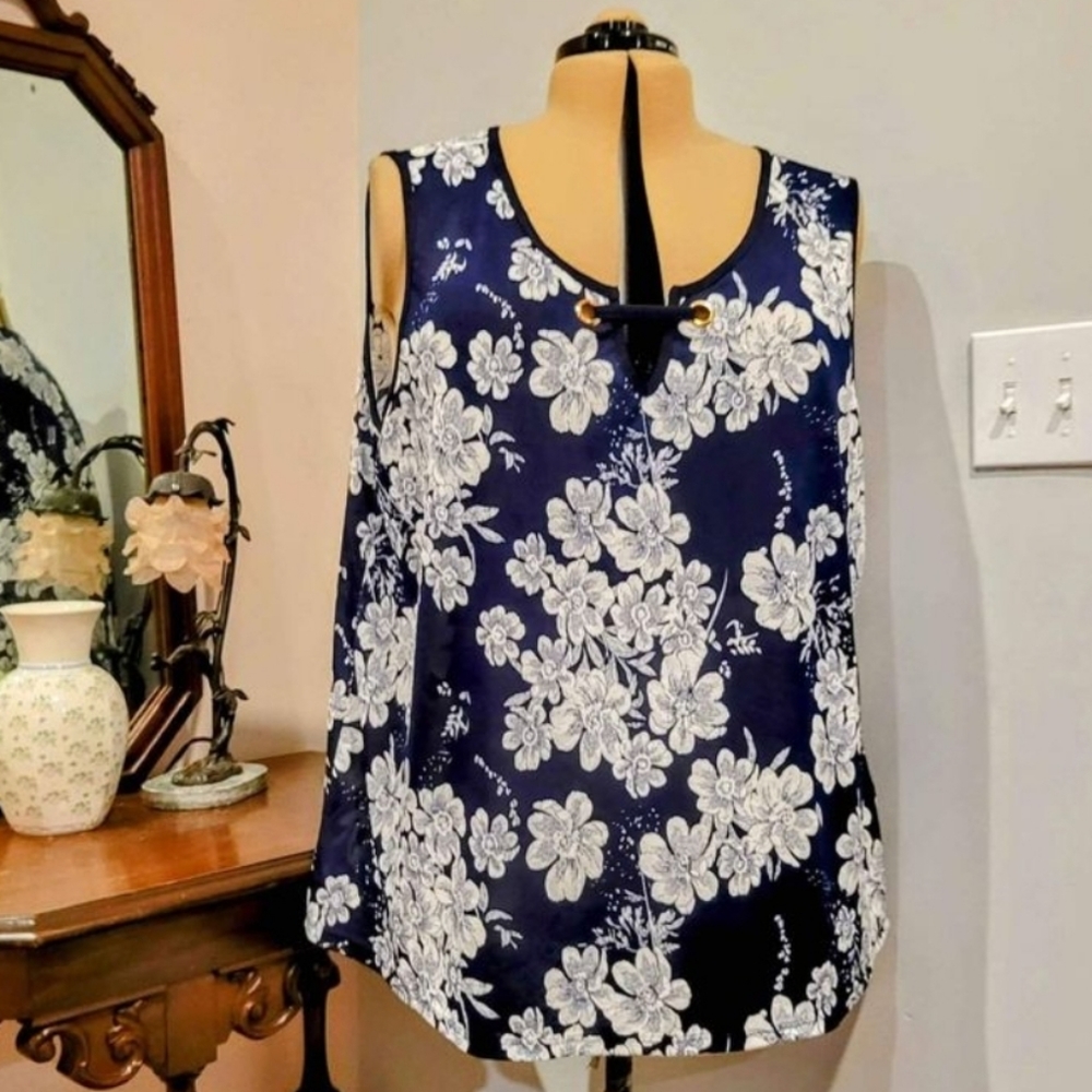 NWOT 3X Sleeveless Blouse w/Embossed Flowers